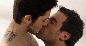 GAY KISSING