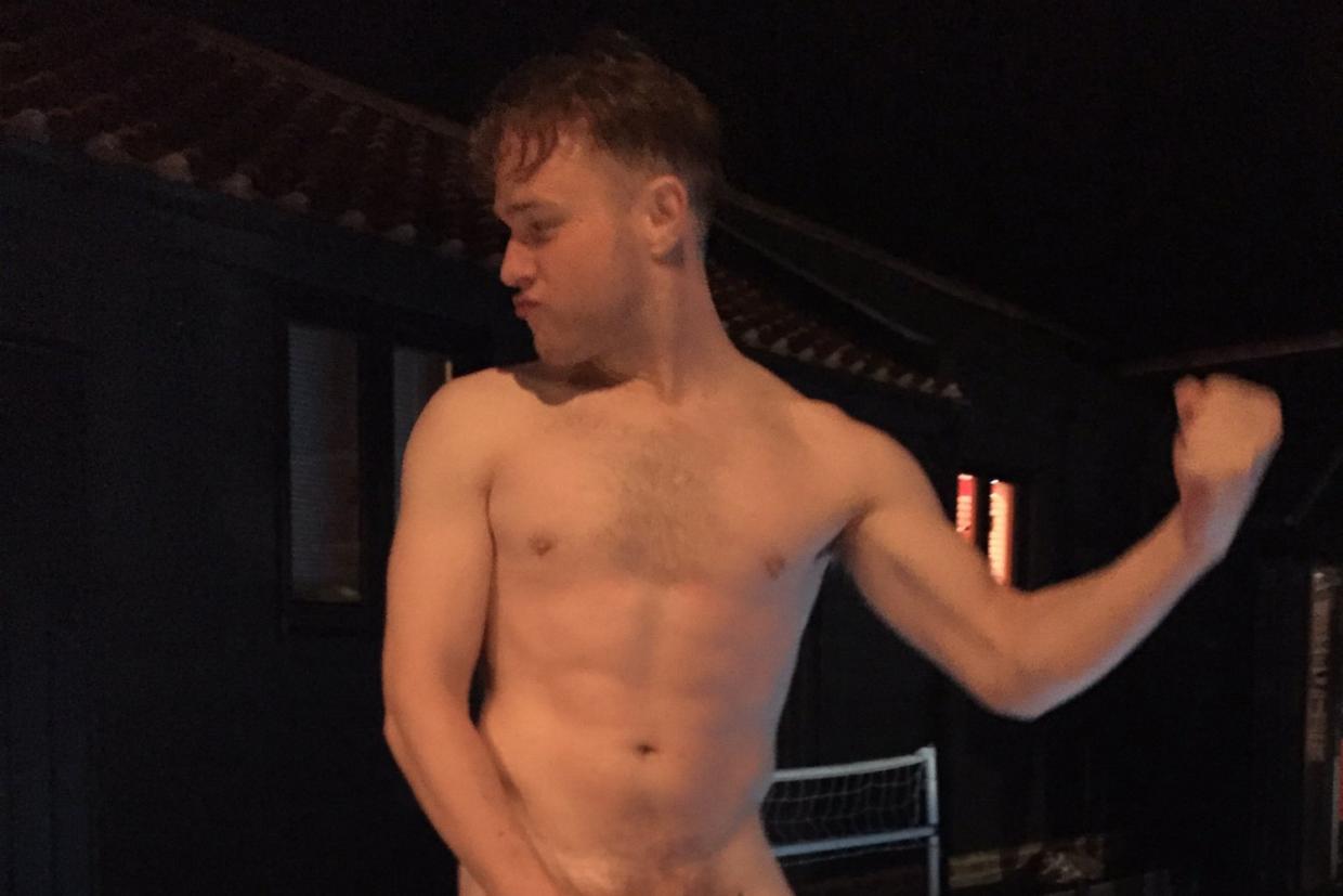 Olly Murs Gets Naked For Poolside Photo.