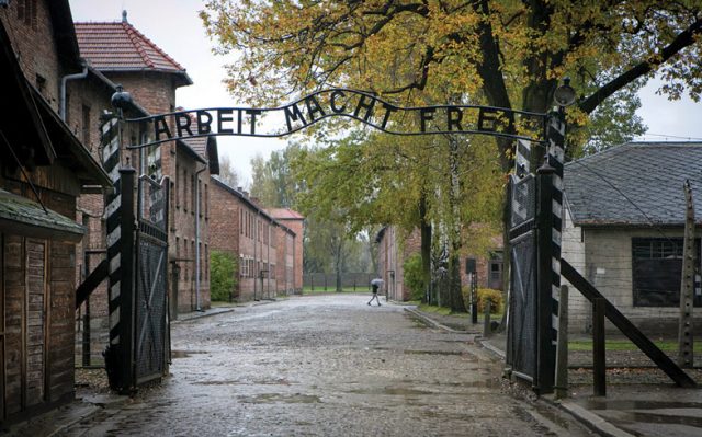 NEWS-Auschwitz-Gate