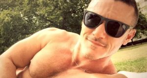 luke-evans-topless