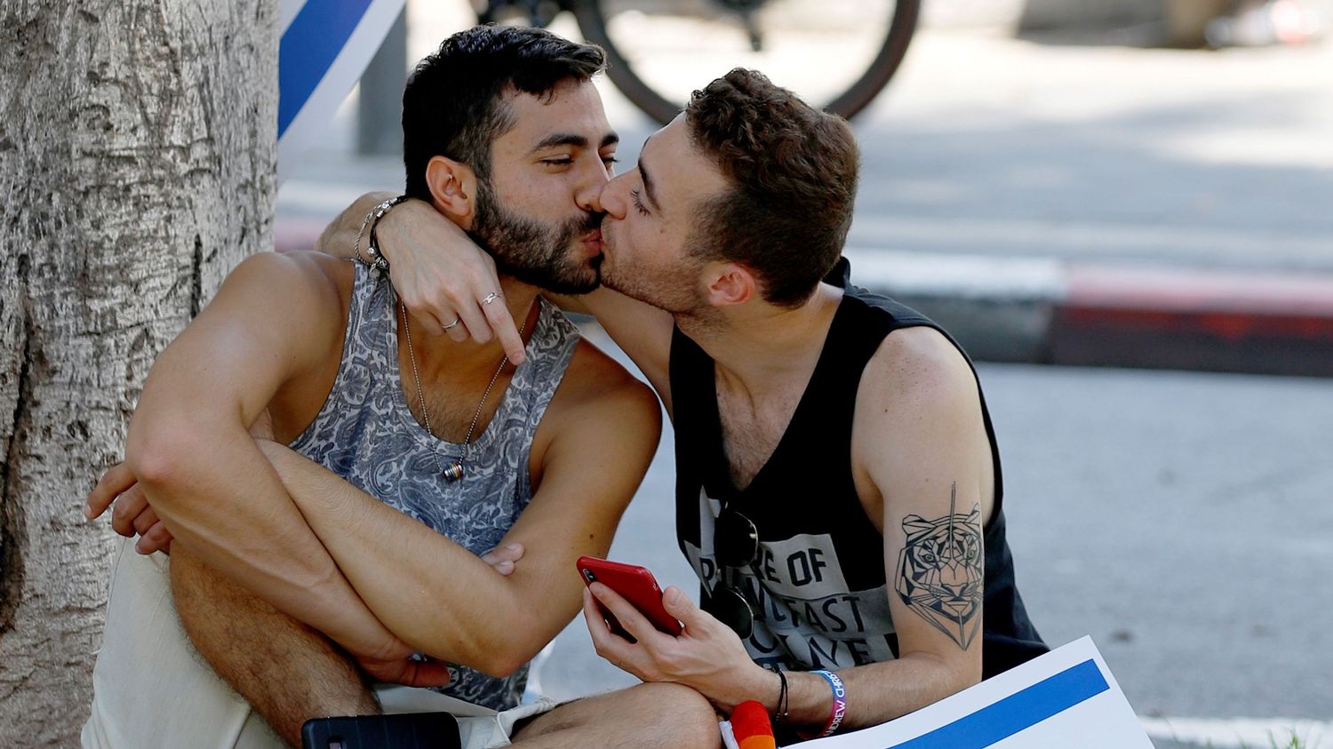 Meaws – Gay Site providing cool gay stories and articles.
