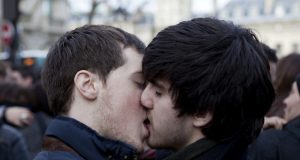 Paris-gay-kiss