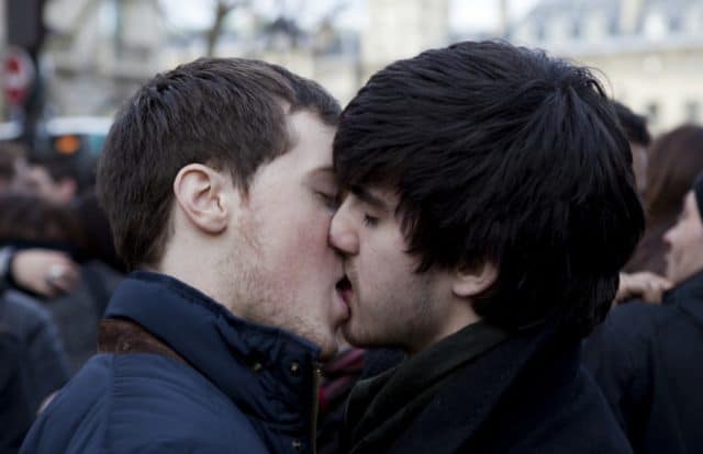 Paris-gay-kiss