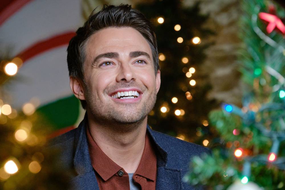 Jonathan Bennett Talks Lgbtq Representation In W S Hallmark Movie The Christmas House I Wish I Had A Movie Like This To Watch When I Was Younger Last News