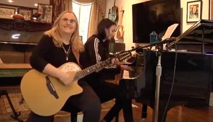 Melissa Etheridge And Daughter Perform Moving Rendition Of 'Fix You'