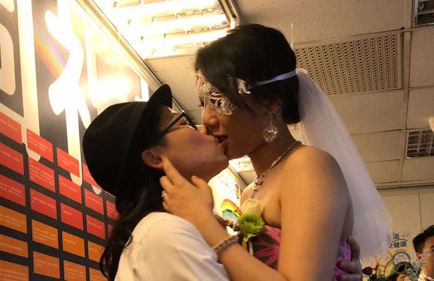 Cynical Chick and LiYing share their first kiss as wife and wife (Photo: Rik Glauert)