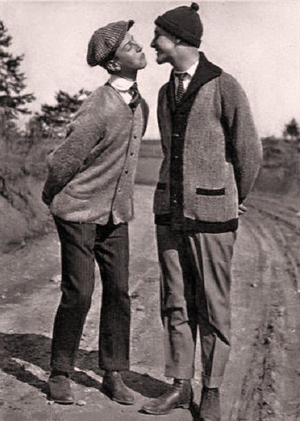 A vintage photo of a gay couple kissing.